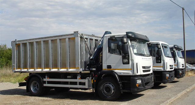 Camión Iveco con grúa y carrozado hermético Camión Iveco con grúa y carrozado hermético