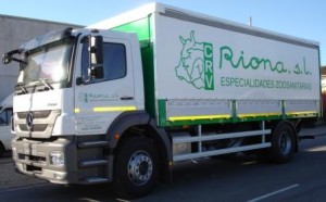 Mercedes Benz semitautliner con plataforma elevadora trasera Dhollandia