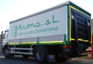 Mercedes Benz semitautliner con plataforma elevadora trasera Dhollandia