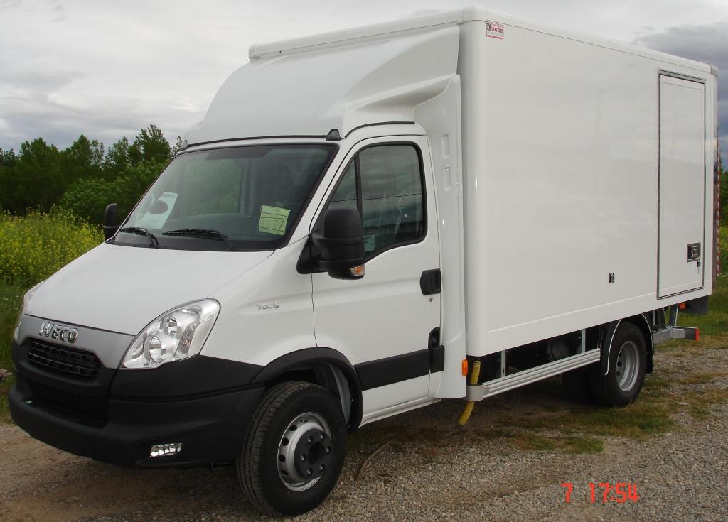 Furgón sandwich y plataforma elevadora trasera